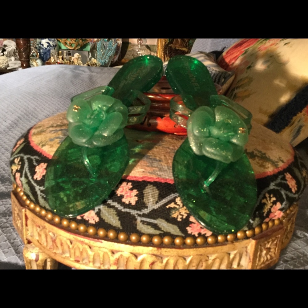 Vintage green CHANEL jelly sandals